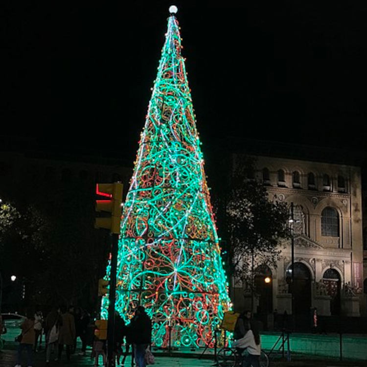 Images_Music/WC_Music_13_Xmas_Roxyuru_Christmas_tree_in_Zaragoza.jpg