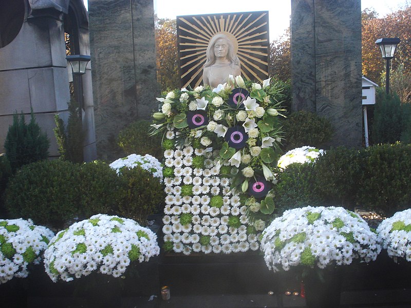 Images_Music/WC_Music_15_EU_Pop_Grave_of_DALIDA_Montmartre_Cemetery_Paris.jpg