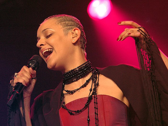 Images_Music/WC_Music_15_Latin_Soul_Bryan_Ledgard_Mariza_2004.jpg