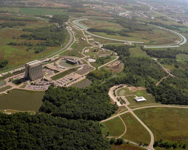 images_my_ideas_16-4/16_WC_Reidar_Hahn_Aerial_view_of_Wilson_Hall_Fermilab.jpg